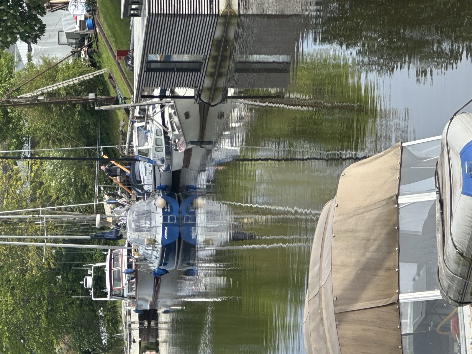 Alter Hafen Rüstersiel — Liegeplätze am Ufer