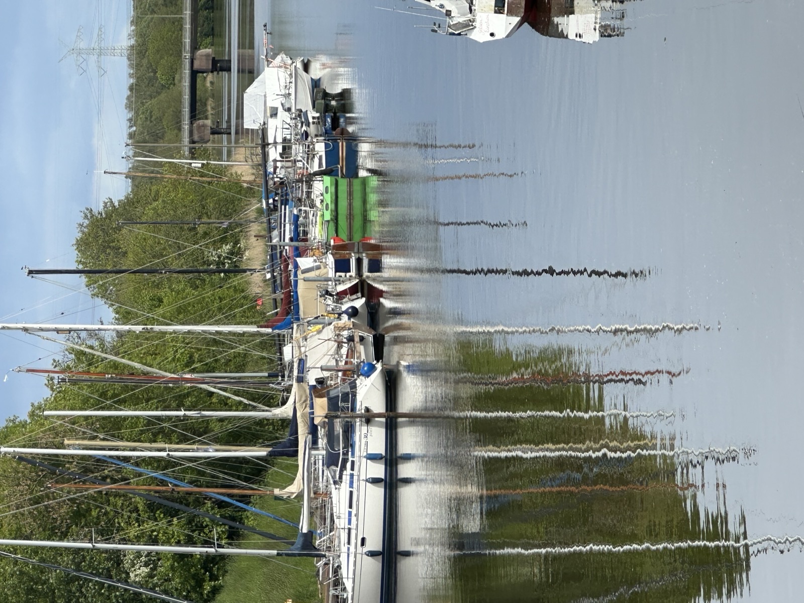 Alter Hafen Rüstersiel — Segelboote mit Spiegelung