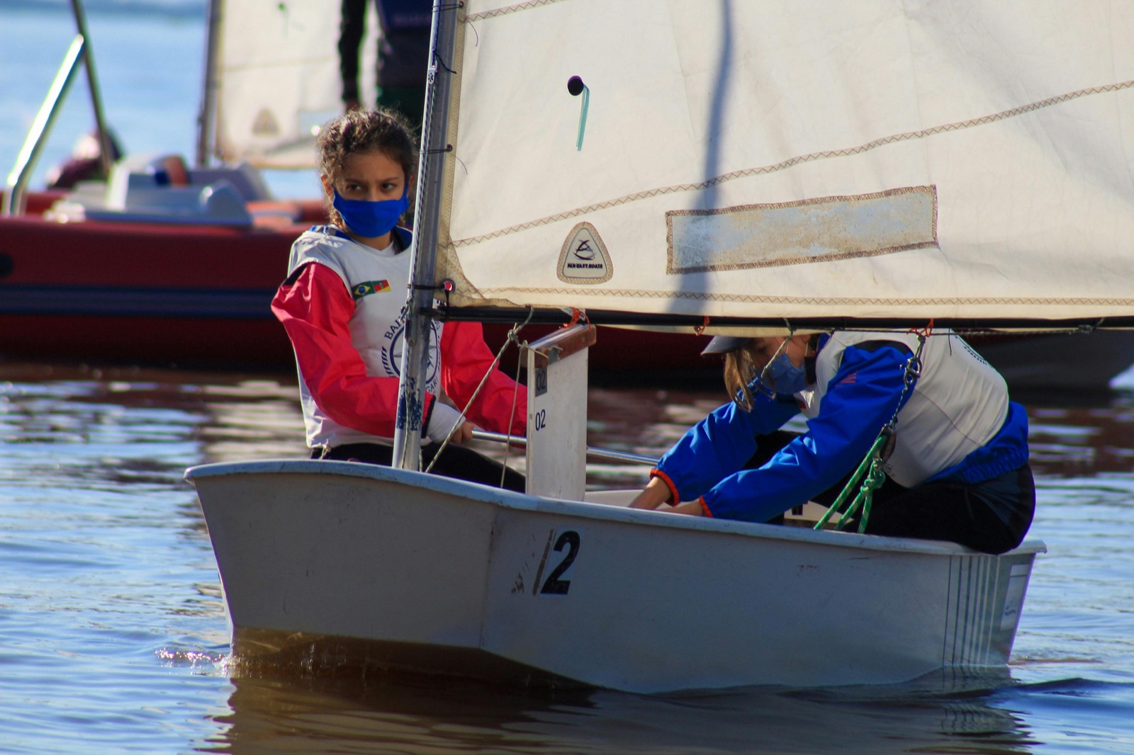 Junge Crew in einer Optimist-Jolle beim Training
