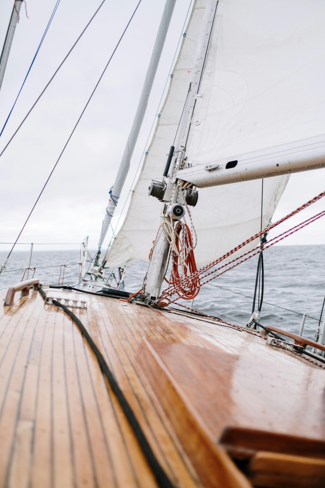 Teakdeck einer Segelyacht unter Segel auf offener See